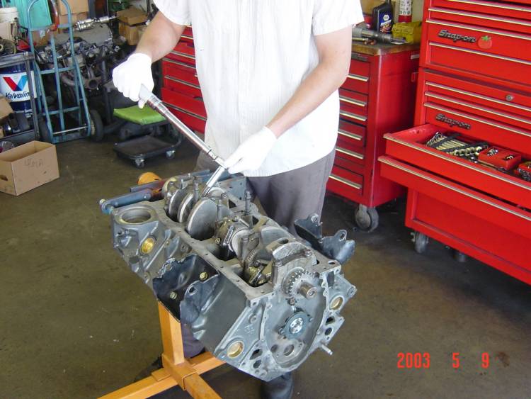 LT1 motor installing the crank shaft